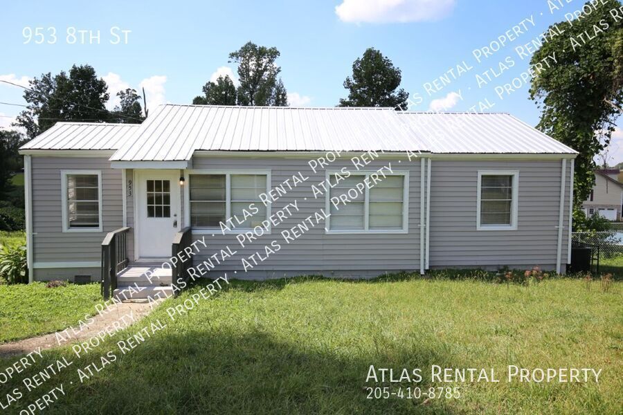 Foto principal - Charming 3-Bedroom Home Back on the Market...