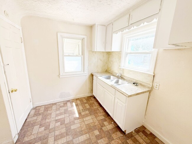 Building Photo - 3 BED 1 BATH BEAUTIFUL SINGLE FAMILY HOME ...