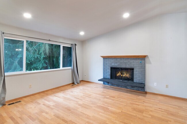Building Photo - 17411 Woodland Dr