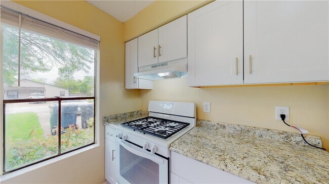Building Photo - 1513 Pine Ridge Dr