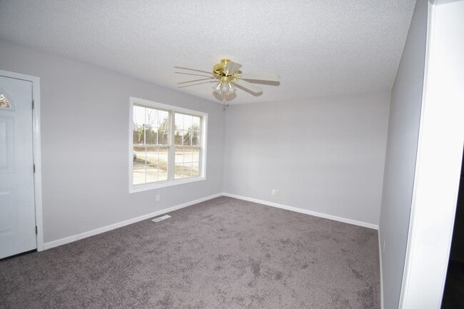 Building Photo - 3 Bedroom 2 Bath Pet Friendly Home For Rent!