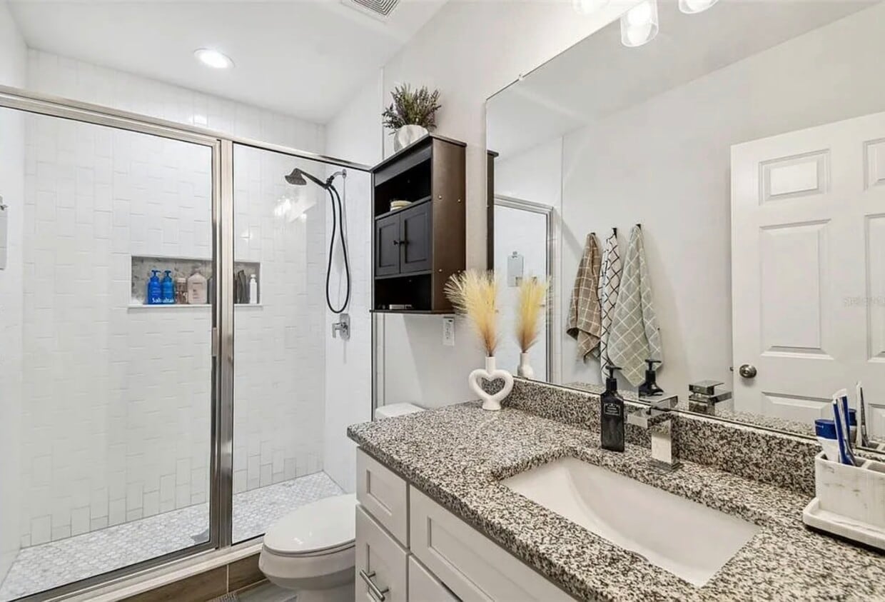 Baño privado - 2022 E Columbus Dr