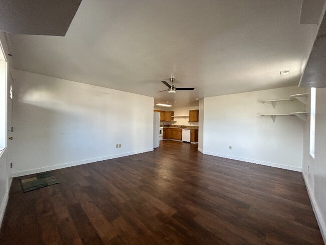 Building Photo - 824 W Custer St
