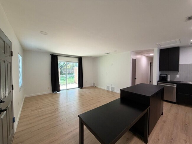 Building Photo - Colonial Town 2 bedroom Duplex