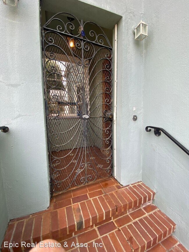 Building Photo - 3 br, 1 bath House - 42 Castle Manor Ave