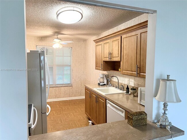 Foto del edificio - 13757 Flora Pl