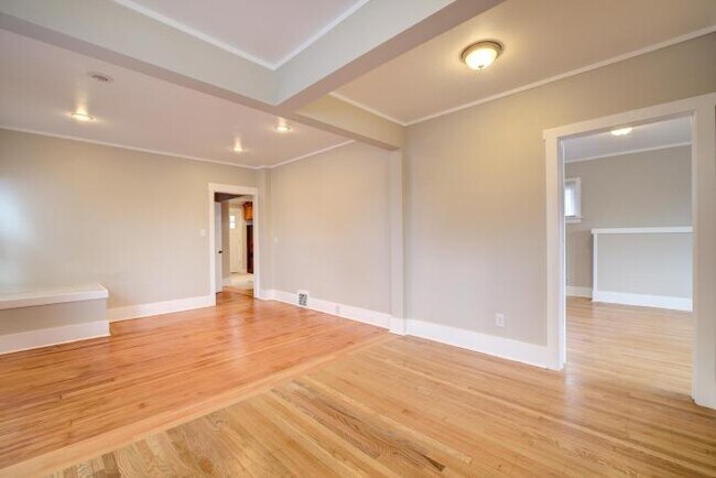 Building Photo - 8 bedroom in Seattle WA 98105