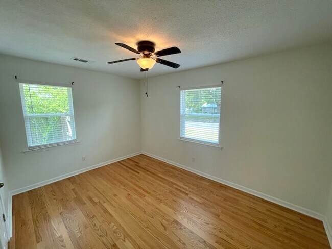 Building Photo - BEAUTIFUL!Renovated home in Colonial Hills!