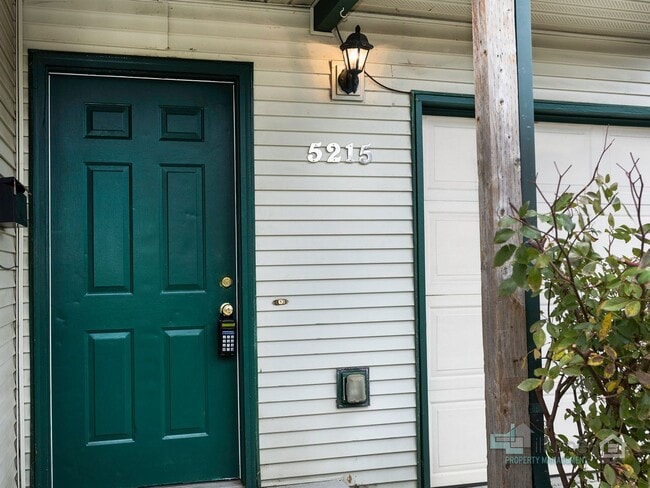 Building Photo - 5215 SE Pardee St