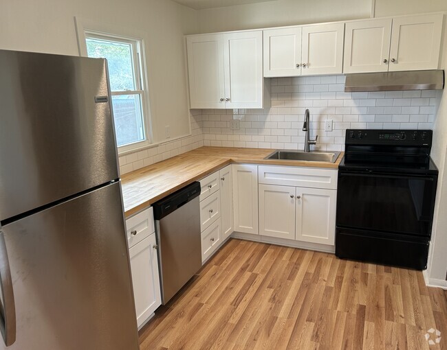 Building Photo - 1746 Oakwood Dr