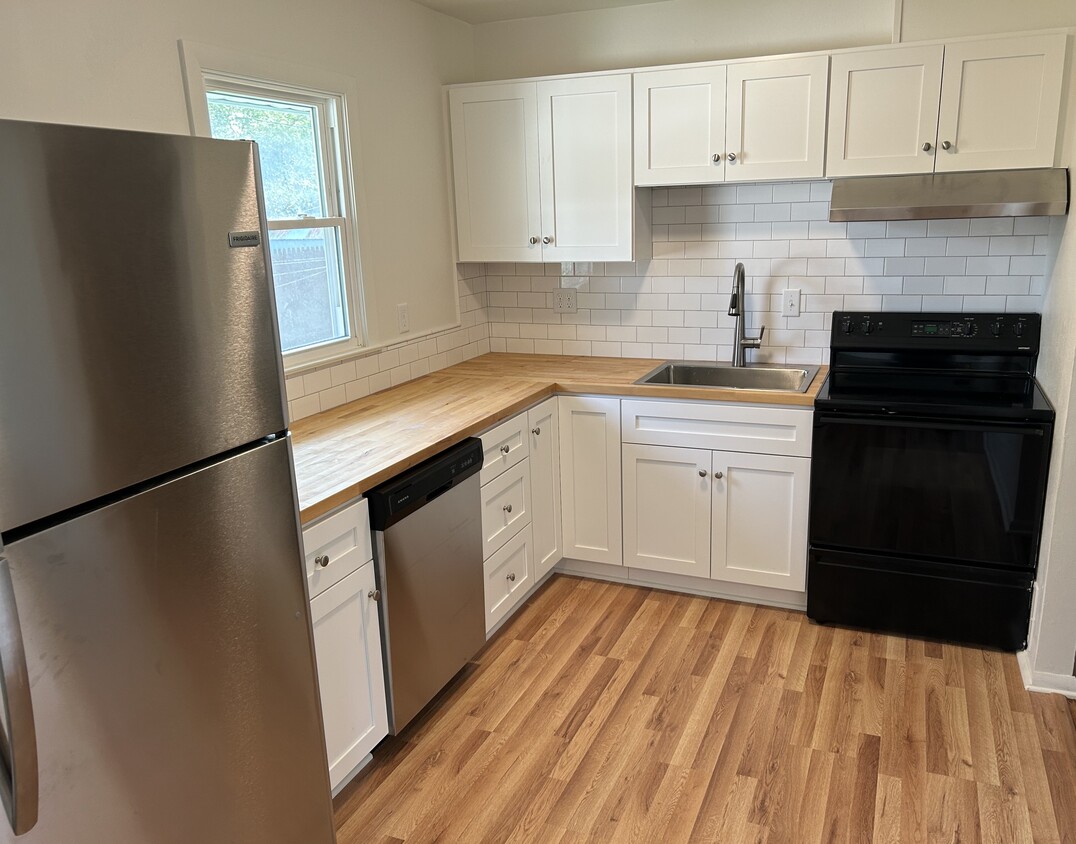 Kitchen - 1746 Oakwood Dr
