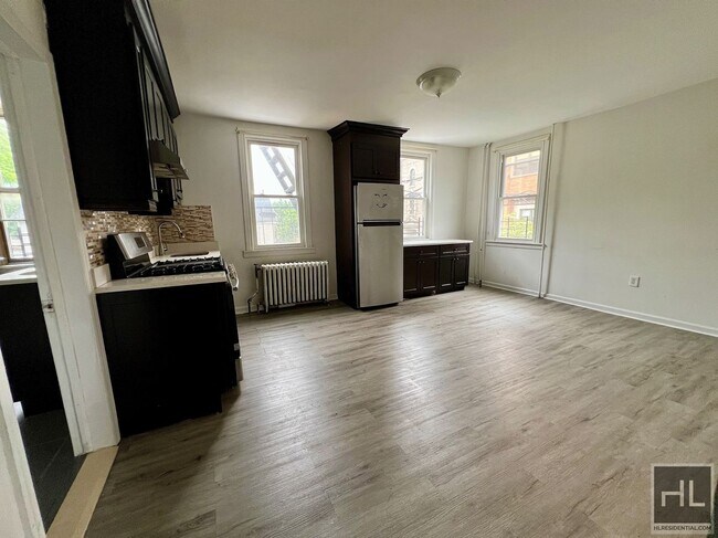 Foto del edificio - 3BR 1BA w/ On Site Laundry & In Fully Gut ...