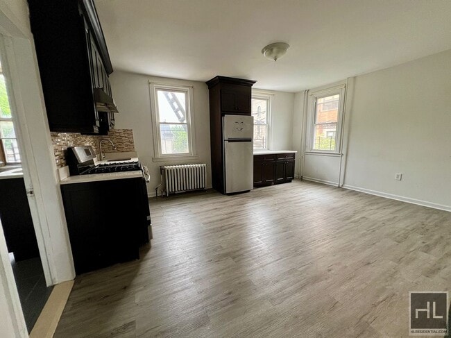 Building Photo - 3BR 1BA w/ On Site Laundry & In Fully Gut ...