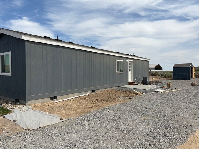 Building Photo - Country Living!!!