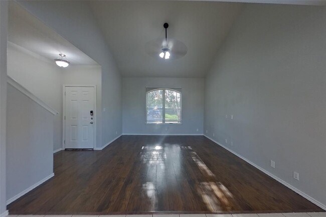 Foto del edificio - 240 Dragon Ridge Rd