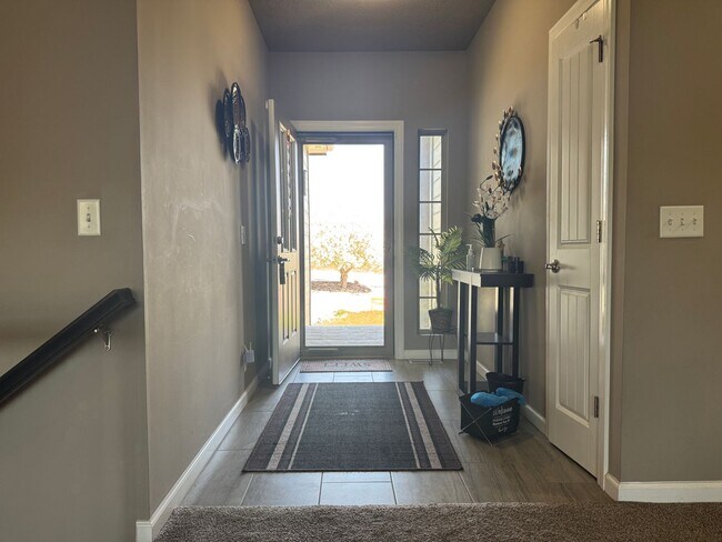 Building Photo - Stunning 4-Bedroom Ranch Home on a Quiet C...