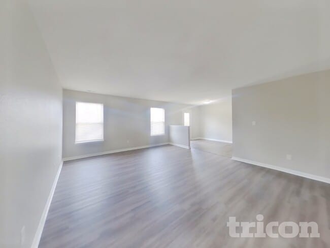 Building Photo - 703 Sweet Creek Dr