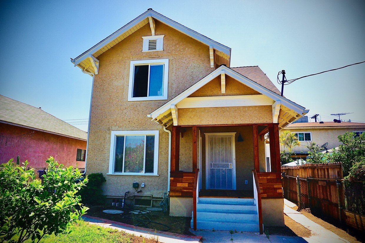 Foto principal - 3124 E 3rd St
