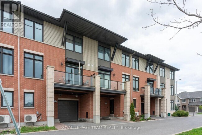 Building Photo - 224 Chaperal Private