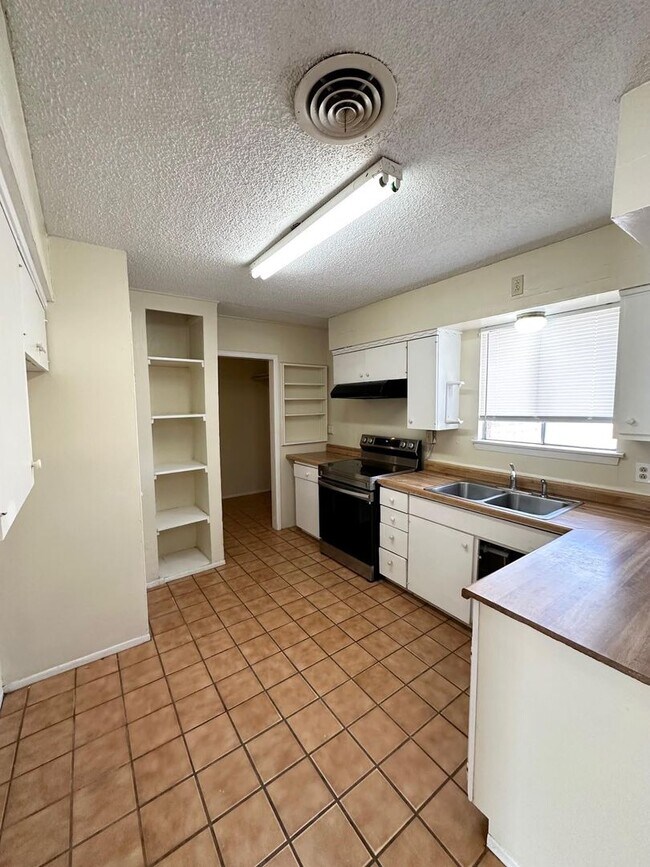 Building Photo - 3 Bed 2 Bath Ready To Rent ASAP!