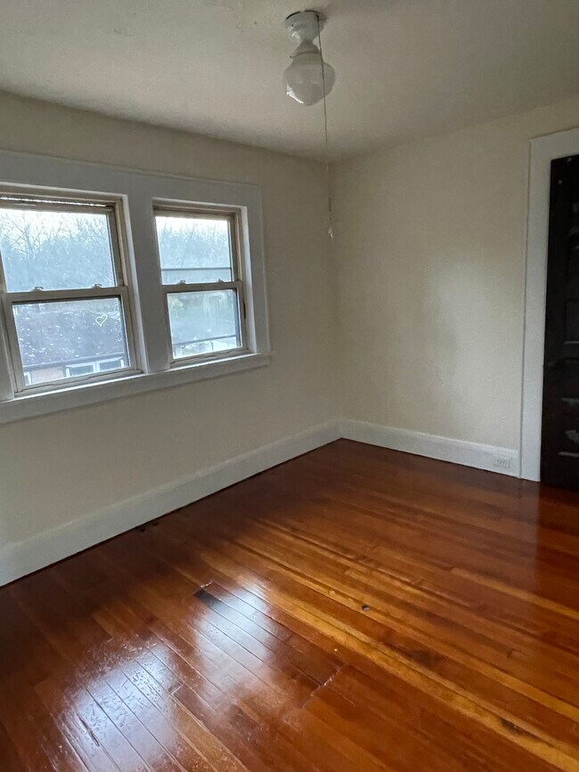 Building Photo - 861 White Plains Rd