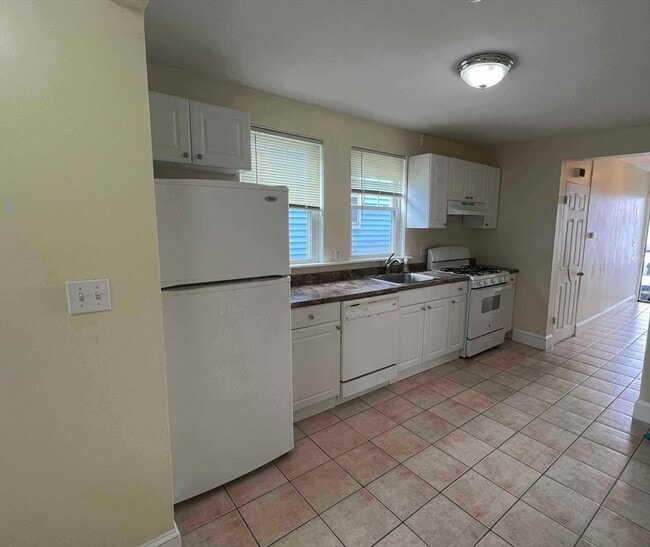 Building Photo - 15 Avon St