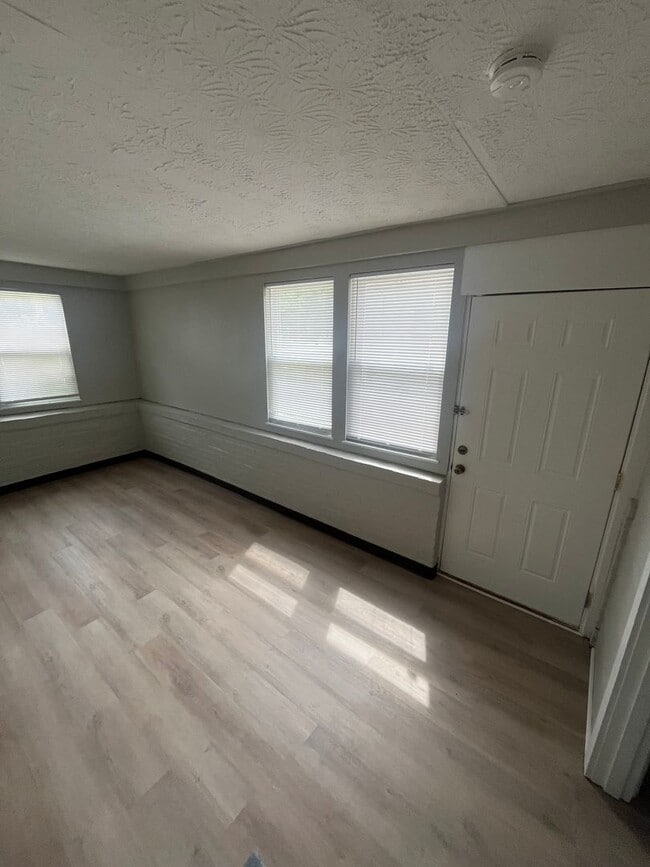Building Photo - Gorgeous Fully Renovated 3/1!