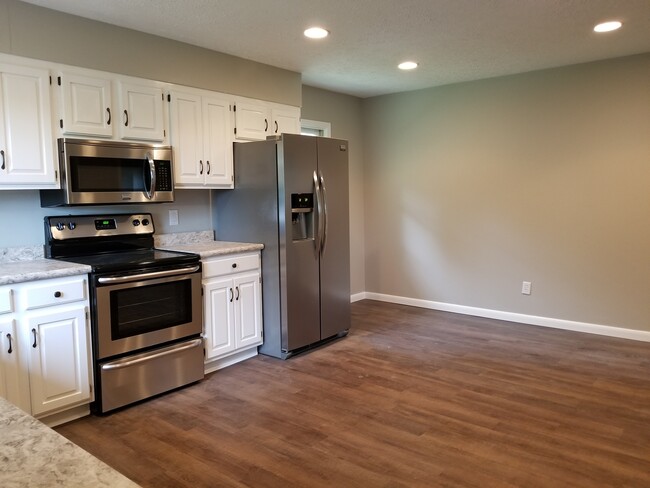 Building Photo - ***AVAILABLE April 2025*** 3 BED W 2 CAR G...
