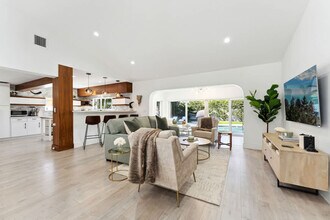 Building Photo - 2205 NE 30th St