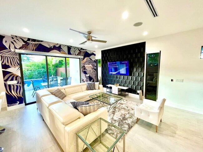Foto del edificio - 648 NE 16th Terrace