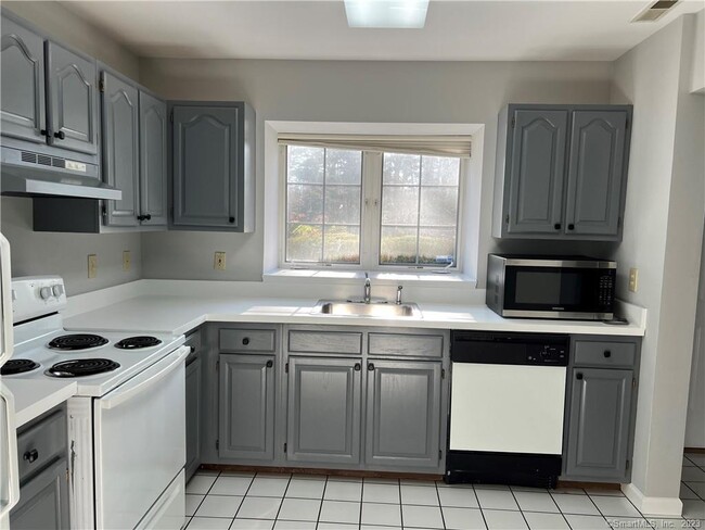 Building Photo - 41 Tamarack Ave