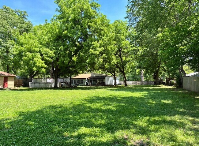 Building Photo - 5212 S Columbia Pl