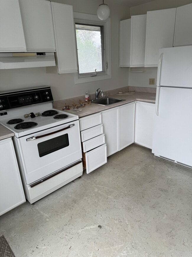 Building Photo - 2057 Jasmine Crescent