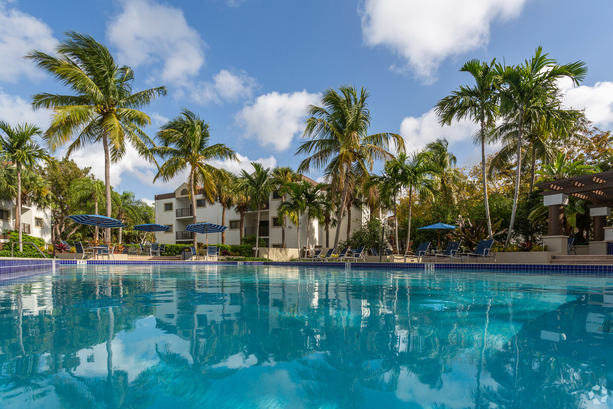 Piscina - Emerald Palms Apartment