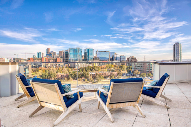 La terraza de la azotea con vistas de la ciudad de Denver - Centric LoHi by Windsor