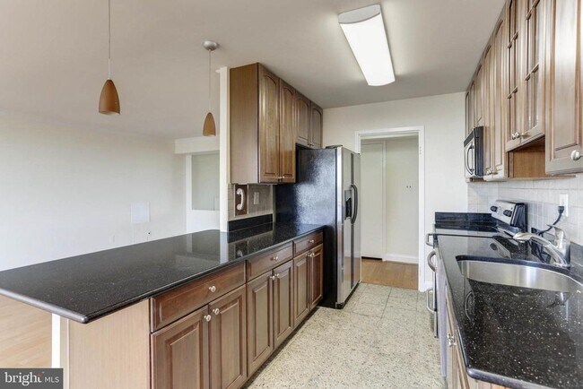 Foto del edificio - 9701 Fields Rd