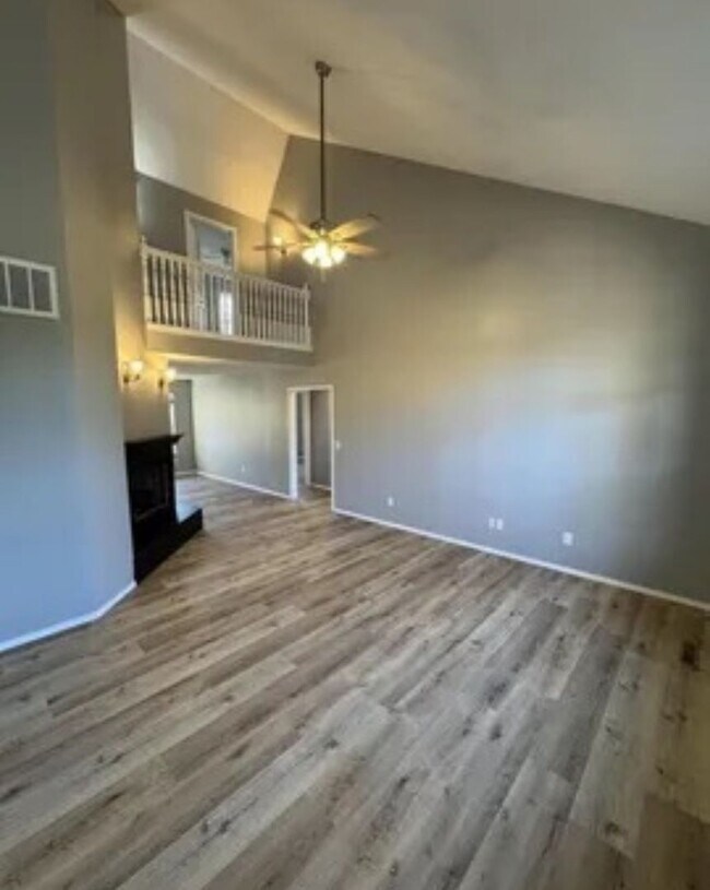 Foto del edificio - 5 bed/3 bath house