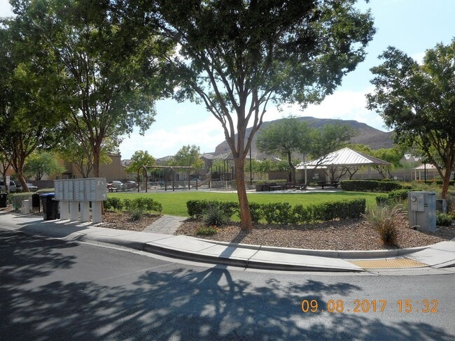 Building Photo - Charming 3Bed/4Bath, 2-Story Home in this ...