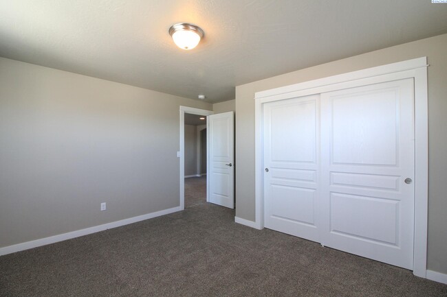 Foto del edificio - 4 Bed 2.5 Bath Large West Richland Home