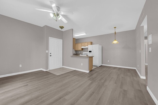 Building Photo - 5650 E Sahara Ave