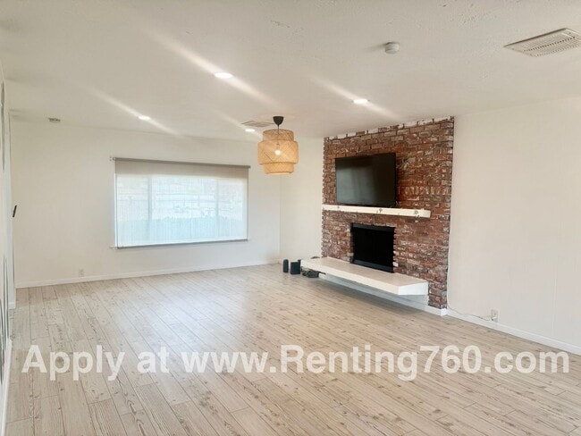 Building Photo - Stylish 3-Bedroom Home with Fenced Yard, S...
