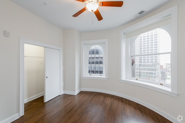 2BR, 1BA - 865SF - The Vault