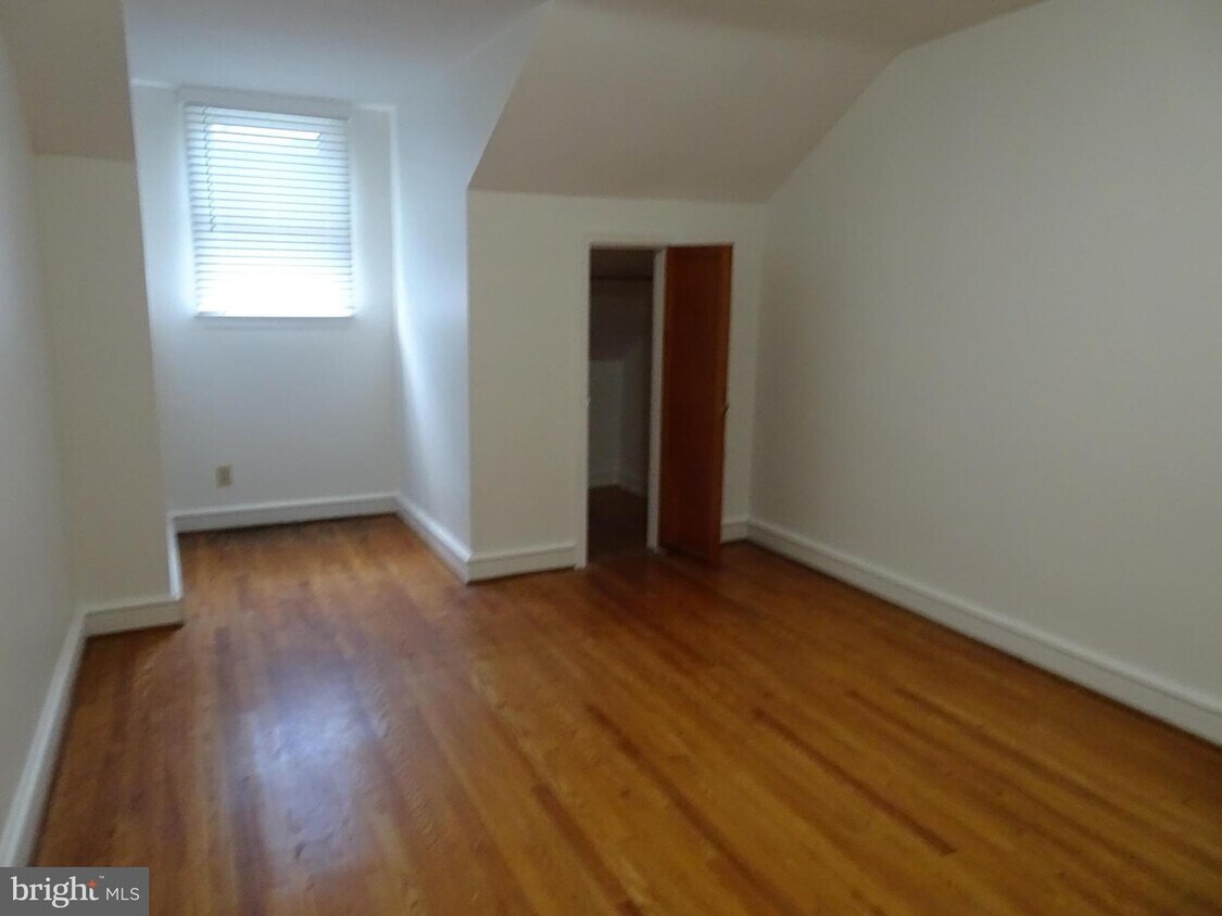 Primary Photo - 27 W 7th St