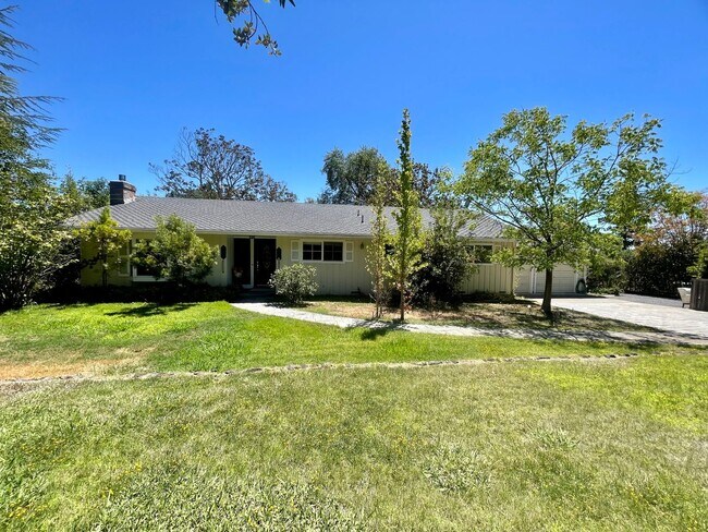 Foto del edificio - $3,900/month – Rare Country Feel on an Expansive Lot in One of Santa Rosa's Desirable Neighborhoods!