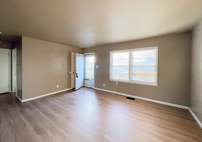 Building Photo - 3 bedroom home with fenced in back yard