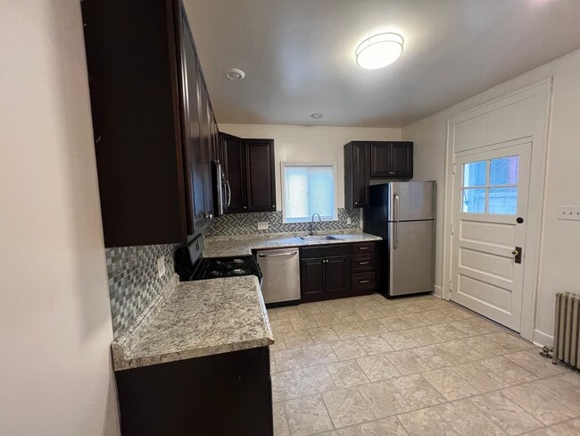 Building Photo - HUGE 3-Bedroom home in Bellevue!