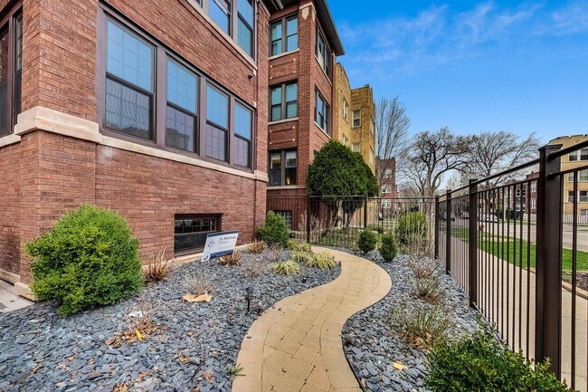 Foto del edificio - 4850 N Albany Ave