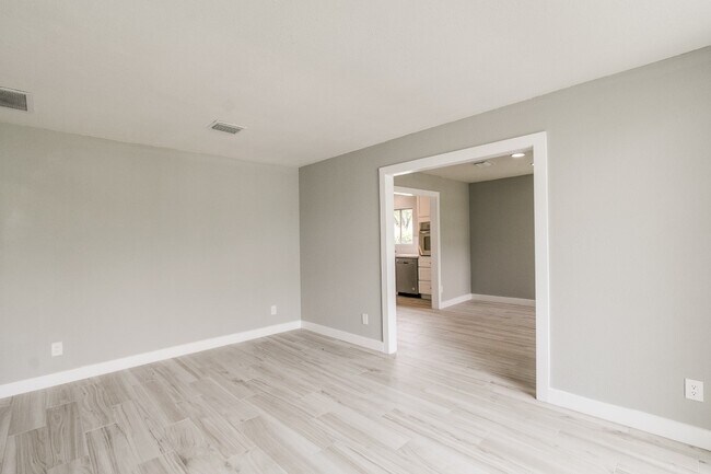 Foto del edificio - 10827 Tupper Lake Dr