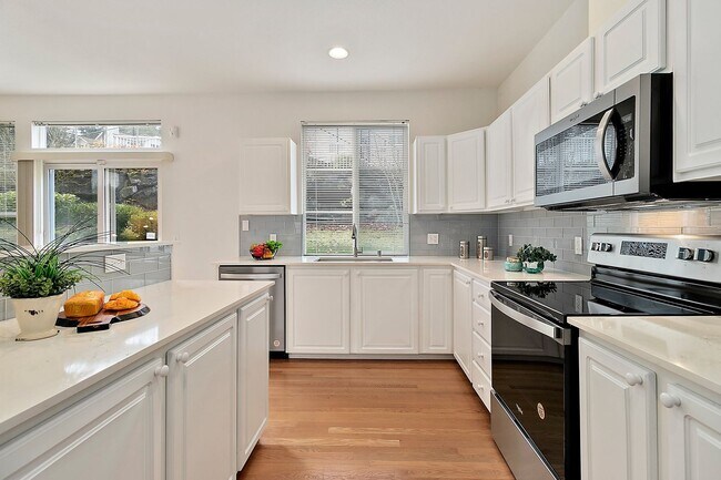 Building Photo - 3bd/2.5ba Bellevue Condo