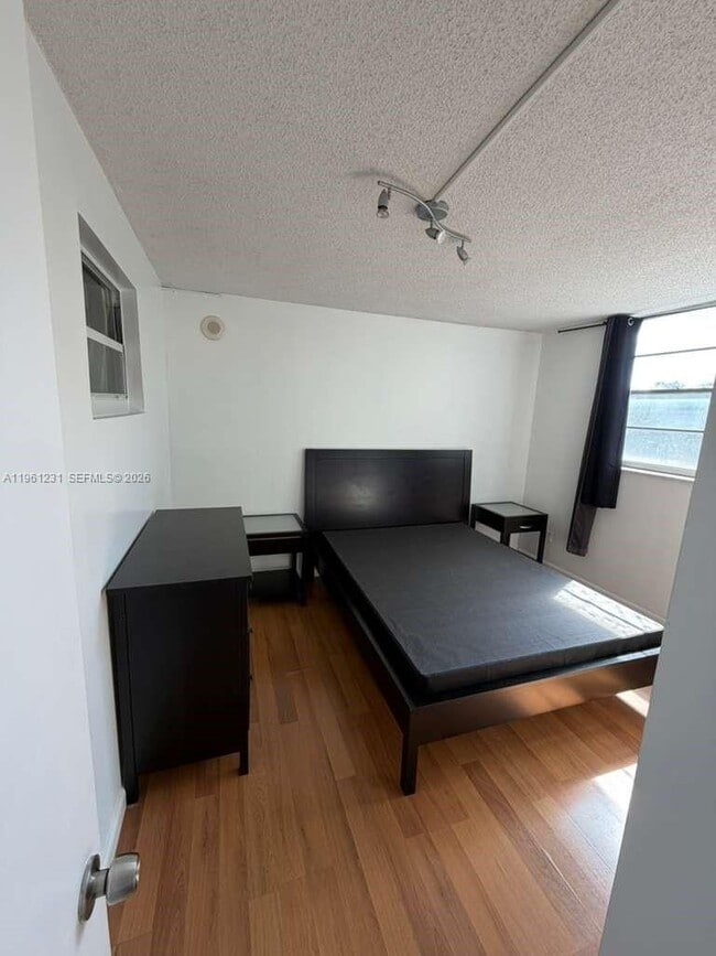 Foto del edificio - 1465 NE 123rd St